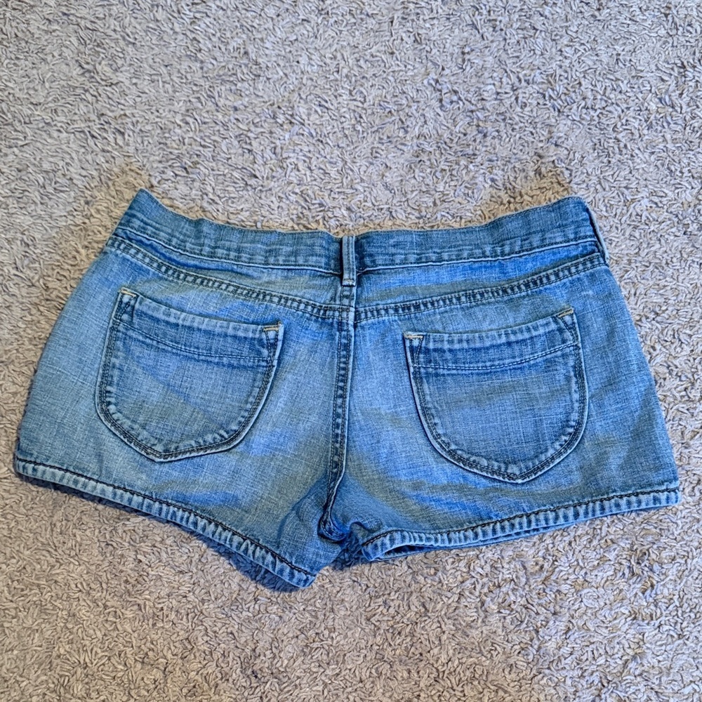 16.| Old Navy | Women’s Medium Blue Denim Shorts - Picture 2 of 4